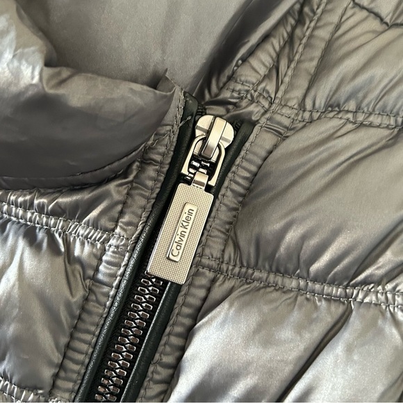 Calvin Klein Women’s Performance Premium Down Vest Medium Gray Metallic Sporty - Picture 5 of 16
